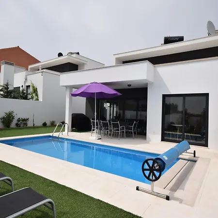 Modern With Private Swimming Pool, Cleaning Included Holiday home Famalicao