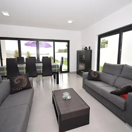 Modern With Private Swimming Pool, Cleaning Included Holiday home Famalicao